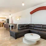 L By Interhome *
