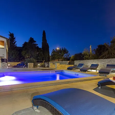 'l' By Interhome Villa *