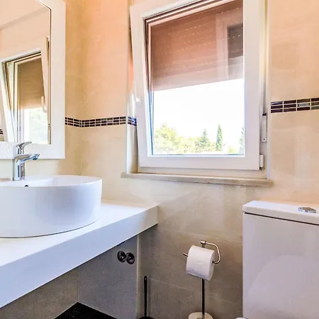 L By Interhome Villa *