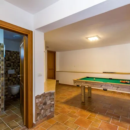 L By Interhome Villa *