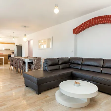 'l' By Interhome *
