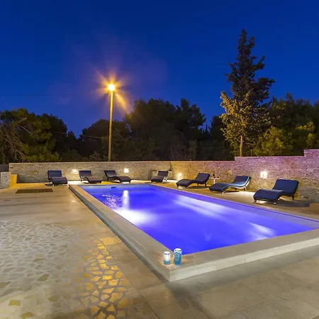 'l' By Interhome Villa *