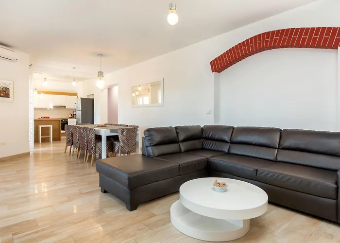 L By Interhome *