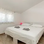 L By Interhome Villa *