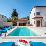 L By Interhome