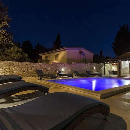 'l' By Interhome Medulin
