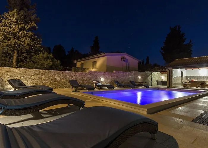 L By Interhome Medulin