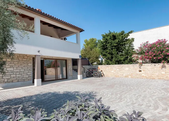 L By Interhome Villa *