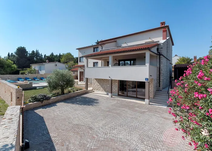 L By Interhome Medulin