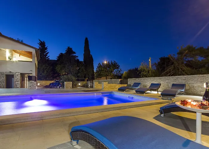 L By Interhome Villa *