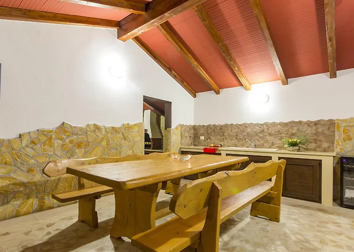 L By Interhome Villa