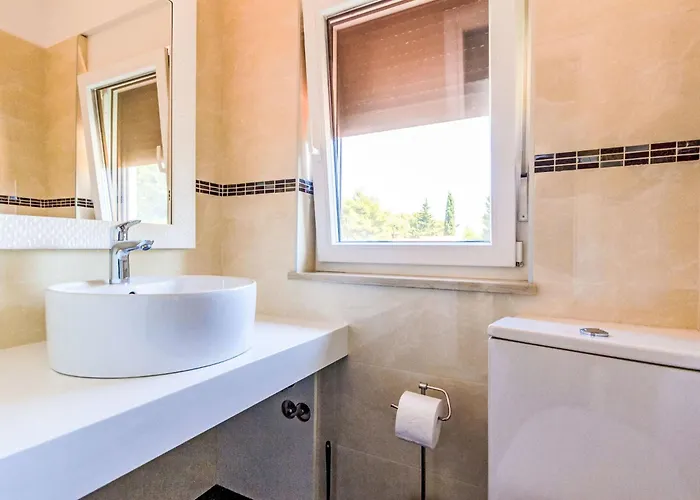 L By Interhome Villa *