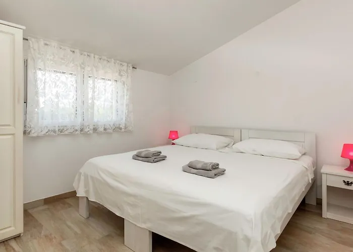 L By Interhome Villa *