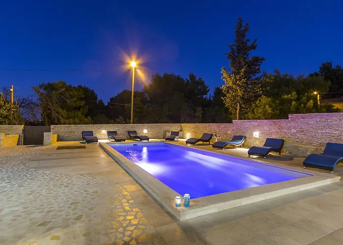 L By Interhome Villa *